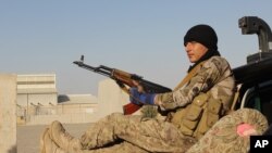 Seorang tentara angkatan darat Afghanistan beristirahat setibanya di kamp di luar kota Kunduz, utara Kabul, Afghanistan (Foto: dok).