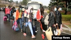 지난 2016년 4월 북한 해외식당에서 근무하던 종업원 13명이 집단 탈출해 한국에 입국했다며, 한국 통일부가 공개한 사진. 통일부는 입국자가 남자 지배인 1명과 여자 종업원 12명이라고 밝혔었다.