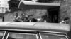 На оваа фотографија од 30 март 1981 година, американскиот претседател Роналд Реган, во центарот, е прикажан како го туркаат во неговата лимузина агенти на Tајната служба, откако бил застрелан пред хотел во Вашингтон