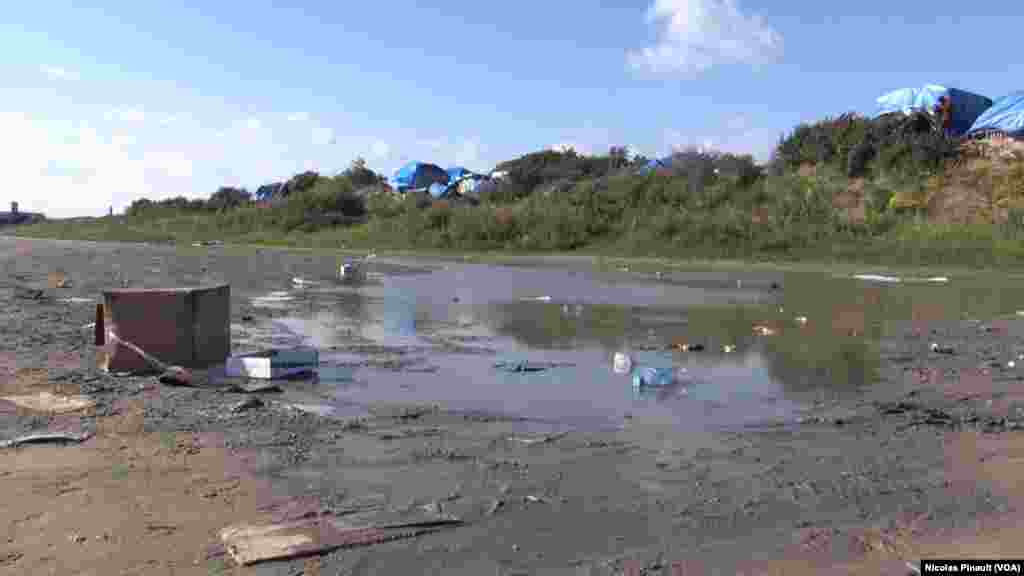 La &quot;jungle&quot; est situé en zone inondable aux abords de Calais dans le nord de la France, 13 octobre 2015 (Nicolas Pinault/VOA). &nbsp;
