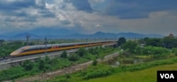 Uji coba kereta cepat Jakarta-Bandung yang dikemudikan oleh masinis dari Indonesia dan juga masinis dari China, dari Stasiun Tegalluar, Jawa Barat, 15 November 2022. (VOA/Indra Yoga)