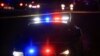 Un agent de police arrive sur les lieux d'une fusillade de masse dans la boîte de nuit Club Q à Colorado Springs, aux États-Unis, le 20 novembre 2022.