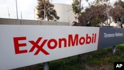 Logo ExxonMobil di Kilang Torrance, Torrance, Calif., 30 Januari 2012. 