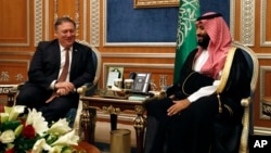 Menlu AS Mike Pompeo bertemu Putra Mahkota Saudi, Mohammed bin Salman di Riyadh untuk membahas hilangnya wartawan Jamal Khashoggi (16/10). 