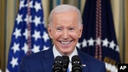 Presiden AS Joe Biden tersenyum saat ia berbicara di ruang makan di Gedung Putih, Washington, pada 9 November 2022. (Foto: AP/Susan Walsh)