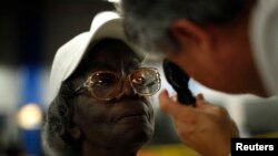 Pacijenti u besplatnoj klinici u Los Angelesu (Foto: REUTERS/Lucy Nicholson )
