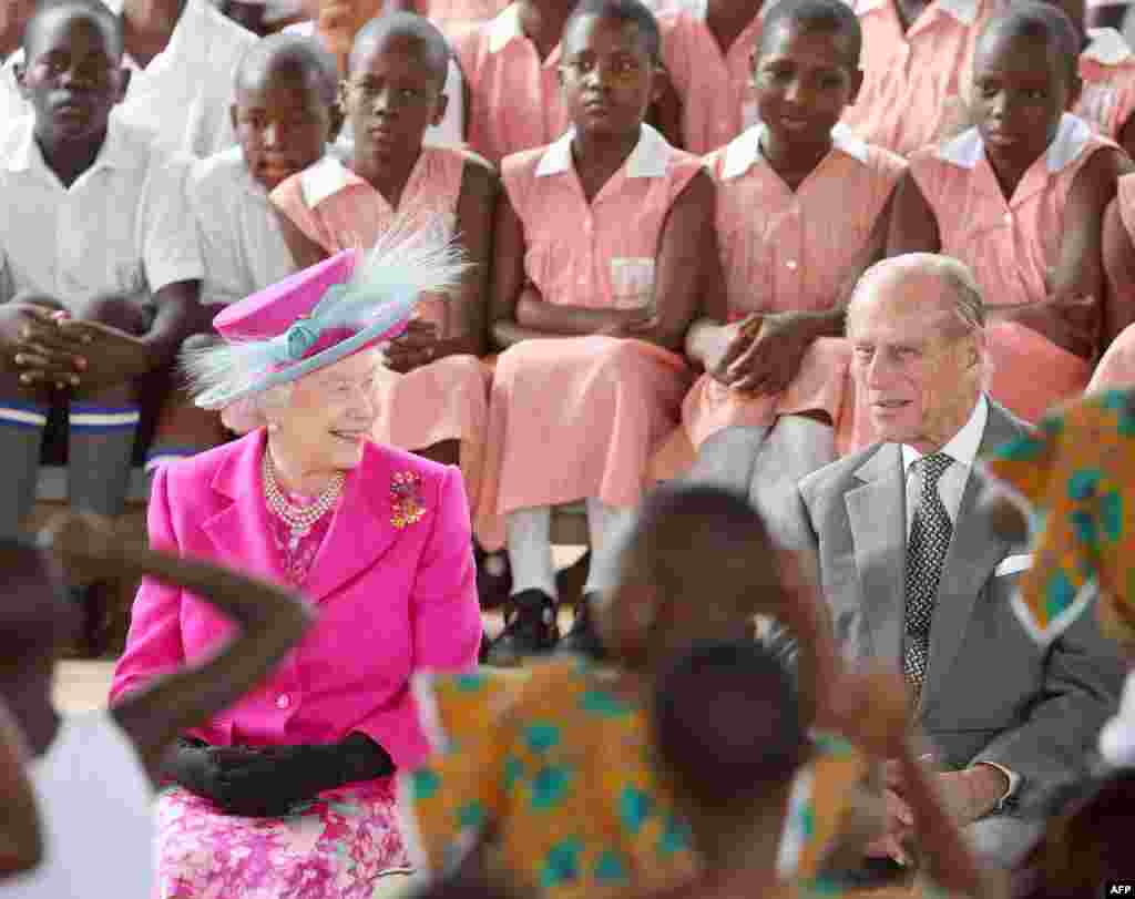 Oggoota 70 darbaniifii giiftii biyyaa Briteen ka turan G iiftii Elizaabet II du&rsquo;aan boqataniiru. Bara jireenya isaanitti biyyoota Afrikaa yeroo daawwatan suuraawwan ka&#39;an keessaa amma tokko.&nbsp;