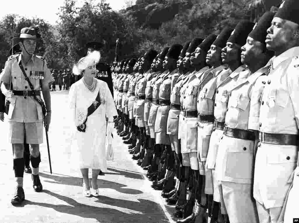 Oggoota 70 darbaniifii giiftii biyyaa Briteen ka turan G iiftii Elizaabet II du&rsquo;aan boqataniiru. Bara jireenya isaanitti biyyoota Afrikaa yeroo daawwatan suuraawwan ka&#39;an keessaa amma tokko.&nbsp;
