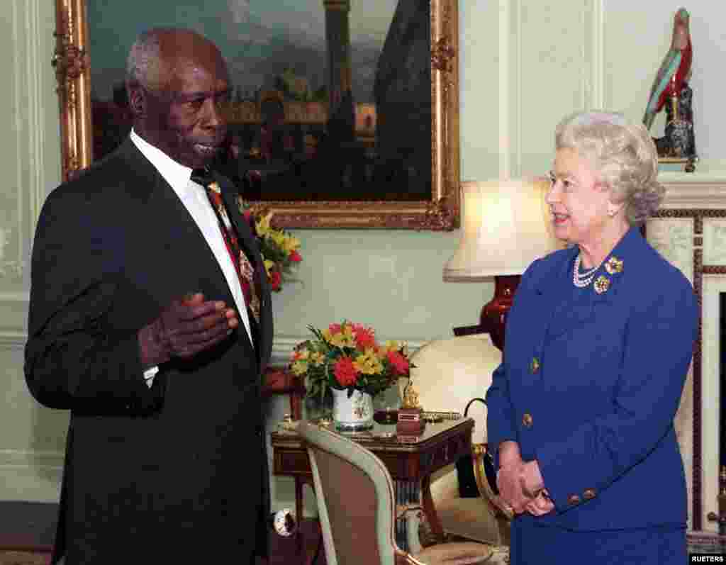 Britain's Queen Elizabeth II meets Kenya's President Daniel Arap Moi during a private audience at Buckingham Palace in London, November 25, 1998. 