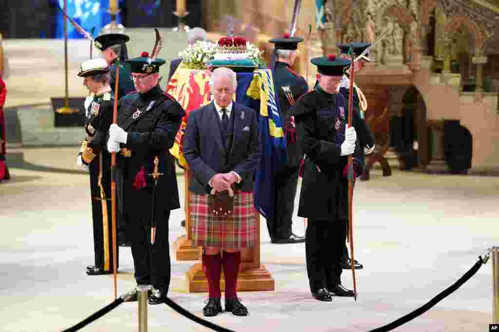 ព្រះមហាក្សត្រ​ Charles ទី ៣ និង​សមាជិក​រាជវង្ស​ដទៃ​ទៀត​​នៃ​ចក្រភព​អង់គ្លេស ​ចូលរួម​ព្រះរាជ​ពិធី​កាន់​ទុក្ខ​ក្បែរ​មឈូស​ព្រះមហាក្សត្រិយានី Elizabeth ទី​ ២ នៅ​ព្រះវិហារ St. Giles Cathedral ក្នុង​រដ្ឋធានី​អេឌីនប៊ឺក (Edinburgh) នៃ​ប្រទេស​ស្កុតលែន។