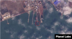 지난해 11월 남포 유류 접안 시설에 약 65m 길이의 유조선(원 안)이 정박해 있다. 자료=Planet Labs