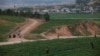 Sjevernokorejski farmeri obrađuju polje izvan Pjongjanga, 14. juna 2012. Izvještaj UN-a objavljen 16. jula 2024. optužuje Demokratsku Narodnu Republiku Koreju za široko rasprostranjen prisilni rad u raznim sektorima, uključujući poljoprivredu.