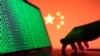 Sebuah ilustrasi mengenai peretas sedang bekerja dengan latar belakang bendera China. Direktur FBI Chris Wray mengatakan para peretas Pemerintah China menarget berbagai infrastruktur penting di AS. (Foto: REUTERS/Dado Ruvic)