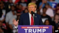 Kandidat presiden dari Parati Republik Donald Trump berbicara dalam sebuah kampanye di Philadelphia pada 22 Juni 2024. (Foto: AP/Chris Szagola)
