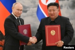2024년 6월19일 북한을 방문한 블라디미르 푸틴 러시아 대통령과 김정은 북한 국무위원장이 포괄적 전략동반자 협정에 서명 후 악수를 나누고 있다.