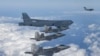 FILE - Pesawat pengebom B-52 AS, C-17, dan jet tempur F-22 Angkatan Udara AS terbang di atas Semenanjung Korea selama latihan udara bersama di Korea Selatan, 20 Desember, 2022. (Kementerian Pertahanan Korea Selatan via AP, File)