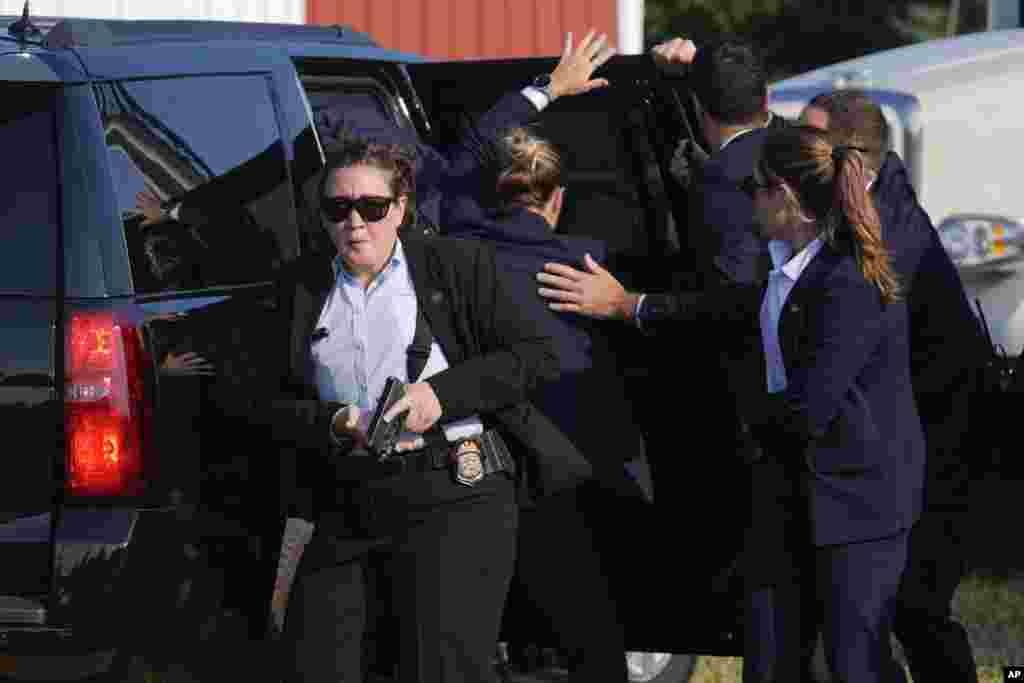 Donald Trump est entouré d&#39;agents des services secrets alors qu&#39;il est emmené dans un véhicule.