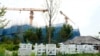 Proyek Country Garden One World City yang sedang dibangun terlihat di pinggiran kota Beijing, 17 Agustus 2023. Kesulitan real estat di China telah menyebabkan masalah konstruksi dan protes buruh. (Foto: Ng Han Guan/AP Photo)