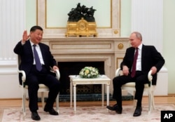 Rais Xi Jinping, kushoto,alipokutana na Rais wa Russia Vladimir Putin Kremlin, Moscow, Russia Machi 20, 2023.