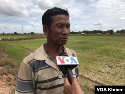 កសិករក្នុងស្រុក​ខ្សាច់​កណ្តាល​ ខេត្តកណ្តាល​លោក​ជ្រួន​ វែង​ ថ្លែង​ជាមួយ​សំឡេងសហរដ្ឋ​អាមេរិក​ (វីអូអេ)​ ថ្ងៃទី​ ២ ខែកក្កដា​ ឆ្នាំ​ ២០២៣។ (ហ៊ុល រស្មី/វីអូអេ​)​