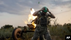 Ukrajinski vojnik puca iz minobacača kalibra 122 mm prema ruskim položajima na liniji fronta, u blizini Bakhmuta, oblast Donjecka, Ukrajina, 2. jula 2023.