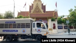 ឡាន ដឹកអ្នកទោសដែលជាអតីតសកម្មជនគណបក្សសង្គ្រោះជាតិ ចេញពីតុលាការកំពូល ក្នុង រាជធានីភ្នំពេញ នៅថ្ងៃទី៣០ ខែមីនា ឆ្នាំ២០២៣។ (លាស់ លីបលីប/វីអូអេ)