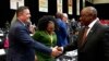 Le chef de l'Alliance démocratique John Steenhuisen (à g.) et le président Cyril Ramaphosa (à dr.) au Parlement sud-africain.