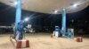 Une station de vente de carburant dans la nuit à Yaoundé, le 25 février 2024 (VOA/Emmanuel Jules Ntap)