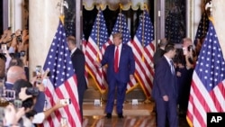 Документот со обвинение беше објавен во вторникот попладне, откако Трамп првпат се појави во Врховниот суд на Менхетен, каде што се изјасни за невин по сите обвиненија.