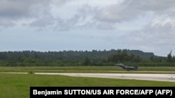 F-15E Strike Eagle dari Pangkalan Angkatan Udara Mountain Home, Idaho, mendarat di landasan pacu Bandara Internasional Tinian, Tinian, 27 Juli 2021. (Foto: Benjamin SUTTON/US AIR FORCE/AFP)