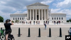Posetioci poziraju za fotografije ispred zgrade Vrhovnog suda SAD u Washingtonu, 18. juna 2024.