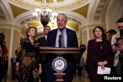 Vođa američke većine u Senatu Chuck Schumer (D-NY) obraća se novinarima 11. jula 2023.