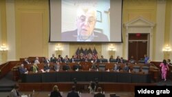 Na ovoj slici napravljenoj iz video snimka, Peter Humphrey govori Odboru Predstavničkog doma o Komunističkoj partiji Kine da je bio u zatvoru na godine dok je poslovao u Kini, tokom saslušanja odbora 13. jula 2023. u Washingtonu.