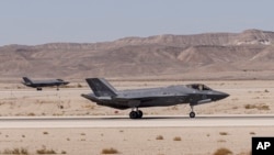 이스라엘 남부 에일라트 인근 공군기지에 이스라엘군 F-35 전투기가 착륙하고 있다. (자료사진)
