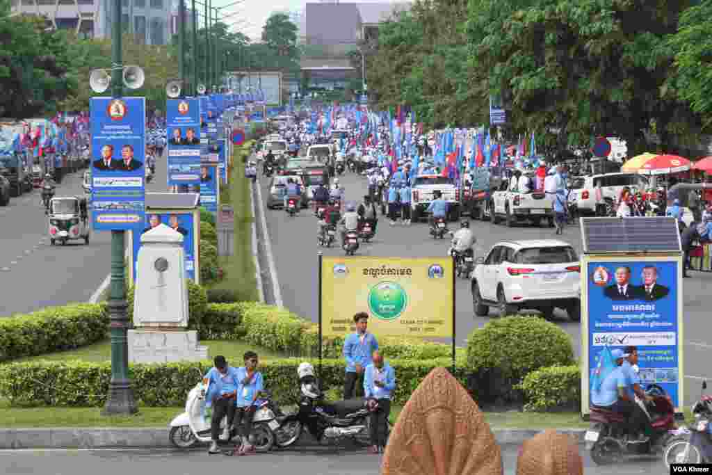 អ្នកគាំទ្រគណបក្សប្រជាជនកម្ពុជា​ជួបជុំ​គ្នា និងធ្វើក្បូនដង្ហែ​យុទ្ធនាការឃោសនាបោះឆ្តោតនៅរាជធានី​ភ្នំពេញ ថ្ងៃទី១ ខែកក្កដា ឆ្នាំ២០២៣ ដែលជាថ្ងៃ​ដំបូង​នៃ​យុទ្ធនាការ​ឃោសនា។ (លាស់ លីបលីប/វីអូអេ)