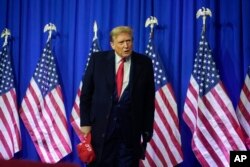 Potencijalni republikanski predsjednički kandidat i bivši predsjednik Donald Trump prisustvuje skupu u okviru kampanje u Waterford Townshipu, u Michiganu, 17. februara 2024. (Foto: AP/Paul Sancya)