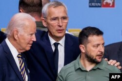 조 바이든(왼쪽부터) 미국 대통령과 옌스 스톨텐베르그 북대서양조약기구(NATO·나토) 사무총장, 볼로디미르 젤렌스키 우크라이나 대통령이 12일 리투아니아 빌뉴스 나토 정상회의 현장에서 환담하고 있다.