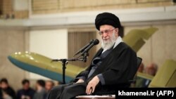 Pemimpin tertinggi Iran Ayatollah Ali Khamenei saat hadir dalam sebuah acara di Teheran, Iran, pada 5 Februari 2024. (Foto: AFP/HO/Khamenei.ir)