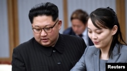 김정은(왼쪽) 북한 국무위원장과 여동생인 김여정 노동당 부부장 (자료사진)