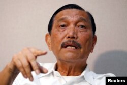 Menteri Koordinator Bidang Kemaritiman Luhut Pandjaitan berbicara saat wawancara di kantornya di Jakarta, 8 Januari 2020. (Foto: REUTERS/Ajeng Dinar Ulfiana)