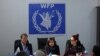Le coordinateur humanitaire régional adjoint des Nations Unies David Carden (L) et Sanjana Quazi (C), qui dirige le Bureau des Nations Unies pour la coordination des affaires humanitaires 