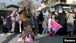 نصیر احمد فایق گفته است که پس از مسلط شدن دوبارۀ طالبان بر افغانستان، زنان و دختران در این کشور با "بحران اجتماعی، انسانی و حقوق بشری حاد ناشی از آپارتاید جنسیتی این گروه مواجه شده اند.