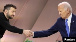 Џо Бајден и Володимир Зеленски се ракуваат во Вашингтон, 11 јули 2024 година (Фото:Ројтерс/Леа Милис)