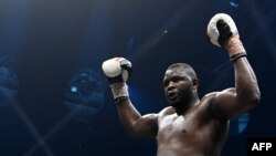 Mobeti bibotu ya Ekolo Congo démocratique Martin Bakole atomboli maboko nsima na elonga na bitumba na AccordJotels Arena, na Paris, France, 14 mai 2022