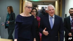 Rusiyanın mərhum müxalifət lideri Aleksey Navalnının həyat yoldaşı Yuliya Navalnaya Avropa İttifaqının xarici işlər nazirlərinin Brüsseldə keçirilən toplantısı zamanı Avropa İttifaqının xarici siyasət rəhbəri Cozep Borrell ilə görüşür, 19 fevral 2024.