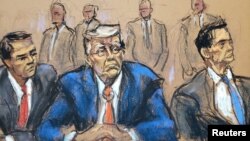 U skici iz sudnice, bivši američki predsjednik Donald Trump sjedi između advokata Todda Blanchea i Johna Laura u saveznom sudu u Washingtonu, 3. avgusta 2023. Uprkos svim krivičnim optužbama protiv njega, Trump se kandiduje za predsjednika.