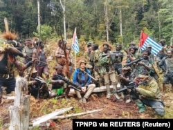 Pria bernama Philip Mehrtens, pilot Selandia Baru yang disandera kelompok pseparatis di Papua, 6 Maret 2023. (Foto: TPNPB via REUTERS)