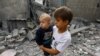 Djeca u ruševinama na jugu pojasa Gaze. (foto: REUTERS/Ibraheem Abu Mustafa)
