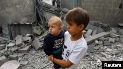 Djeca u ruševinama na jugu pojasa Gaze. (foto: REUTERS/Ibraheem Abu Mustafa)
