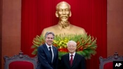 រដ្ឋមន្ត្រីការបរទេស​លោក Antony Blinken ជួប​រដ្ឋលេខាធិការ​បក្ស​កុម្មុយនីស្ត​វៀតណាមលោក Nguyen Phu Trong ក្នុង​ទីក្រុង​ហាណូយ​ប្រទេសវៀតណាម​កាលពី​ថ្ងៃទី​១៥ មេសា ឆ្នាំ២០២៣។